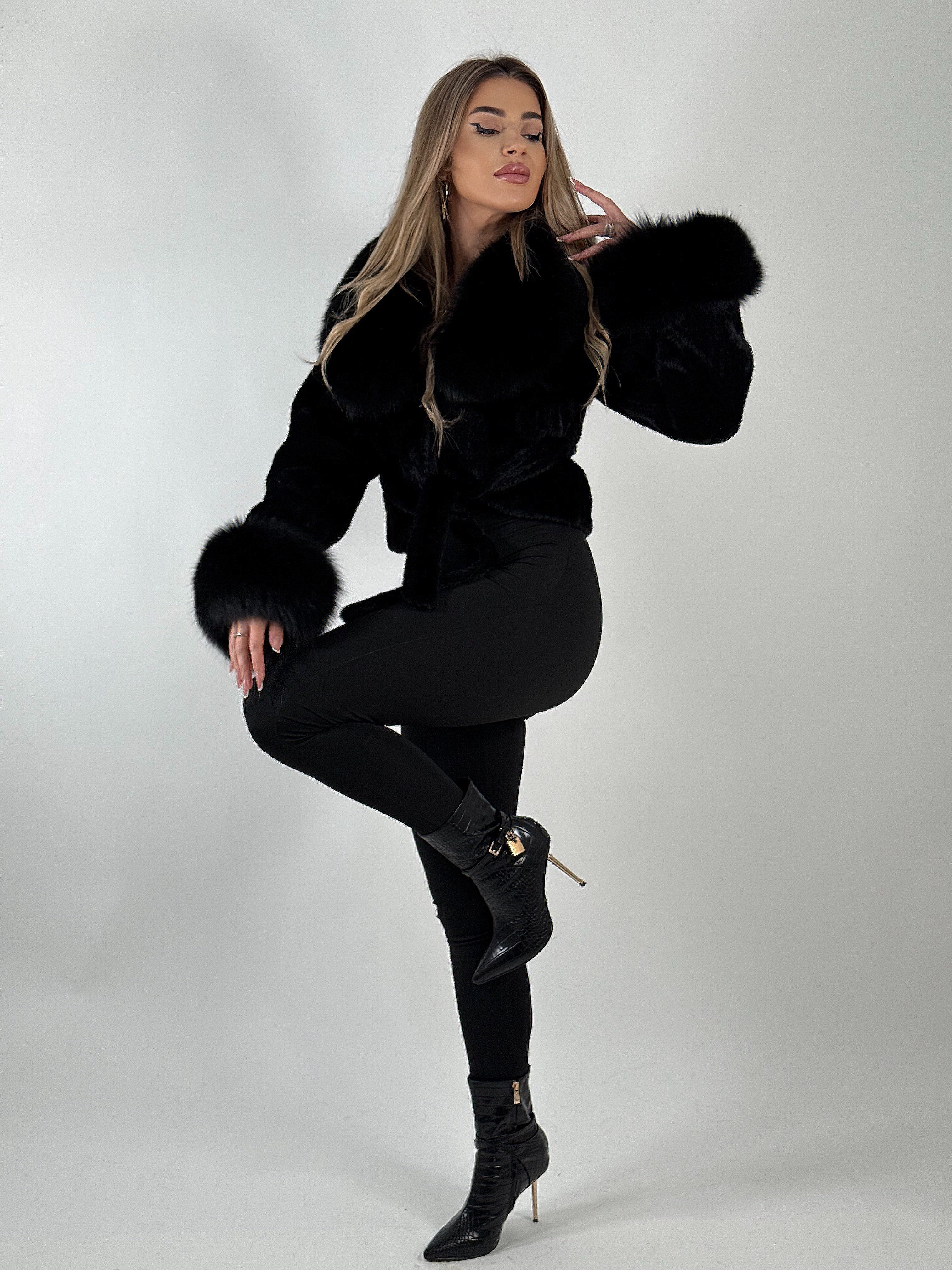 Jachetă scurtă din alcantara premium, accesorizată cu blană naturală de vulpe neagră