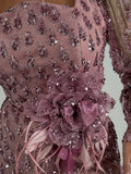 Rochie lungă roz pudră din tull brodat cu aplicații strălucitoare și broșă florală detașabilă