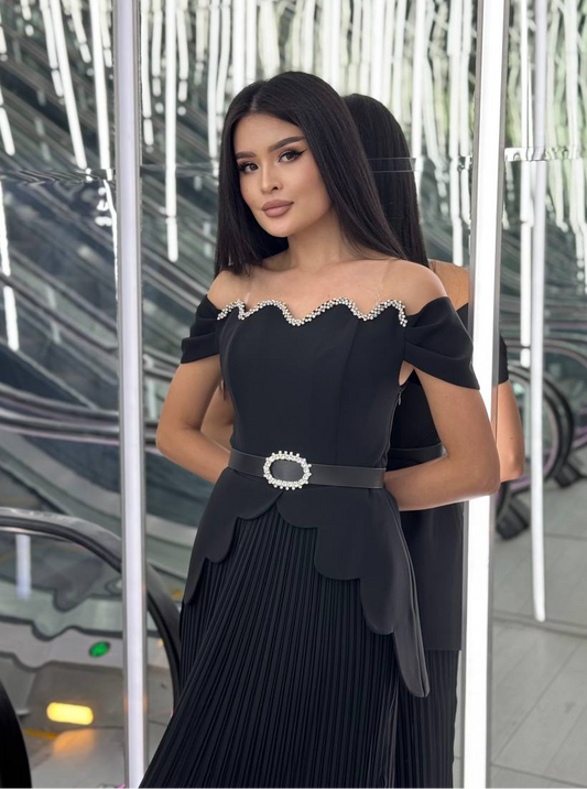 Rochie lungă elegantă neagră cu umeri căzuți și pliuri
