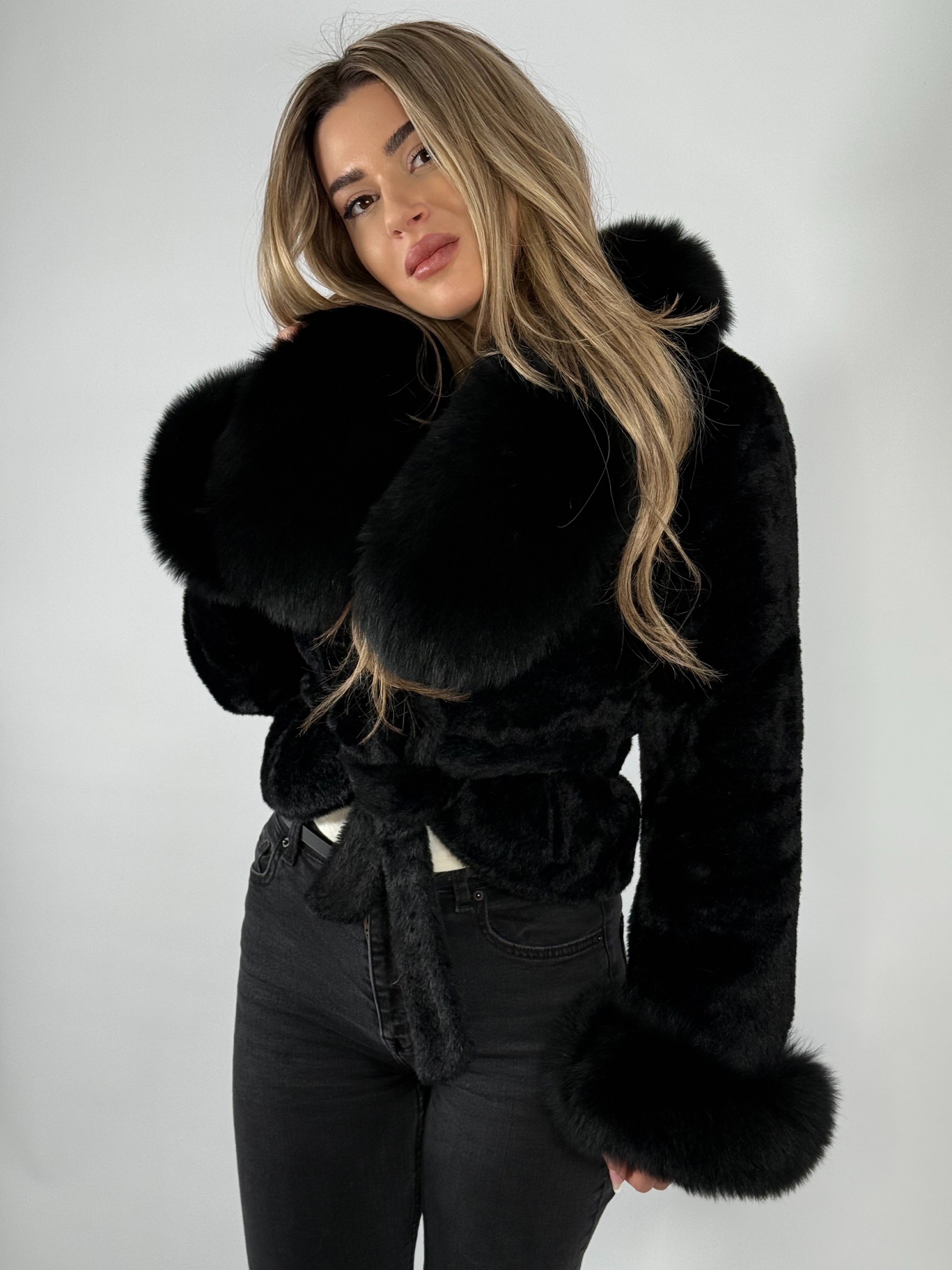 Jachetă scurtă din alcantara premium, accesorizată cu blană naturală de vulpe neagră