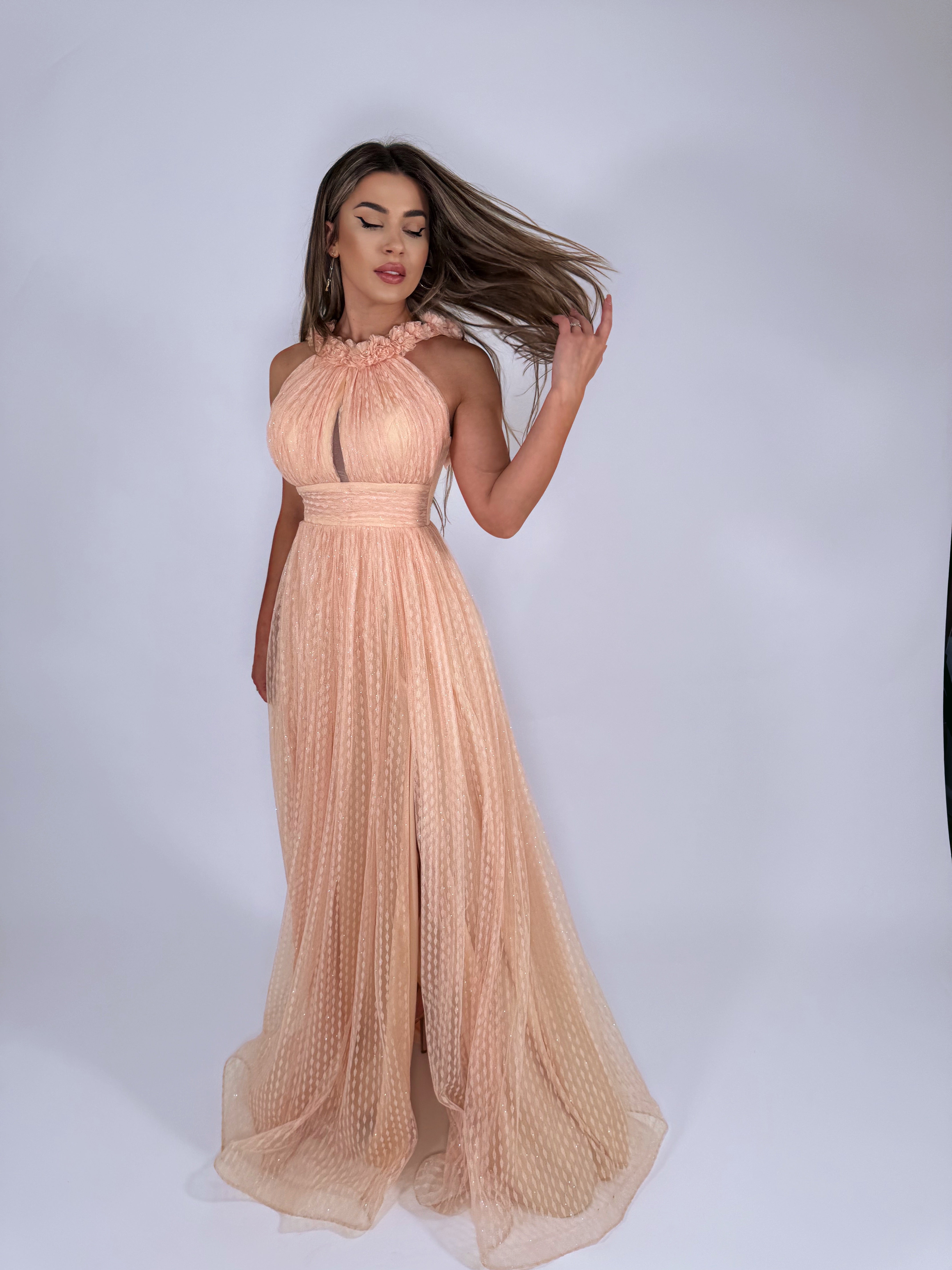 Rochie lungă peach cu textură plisată și detalii florale