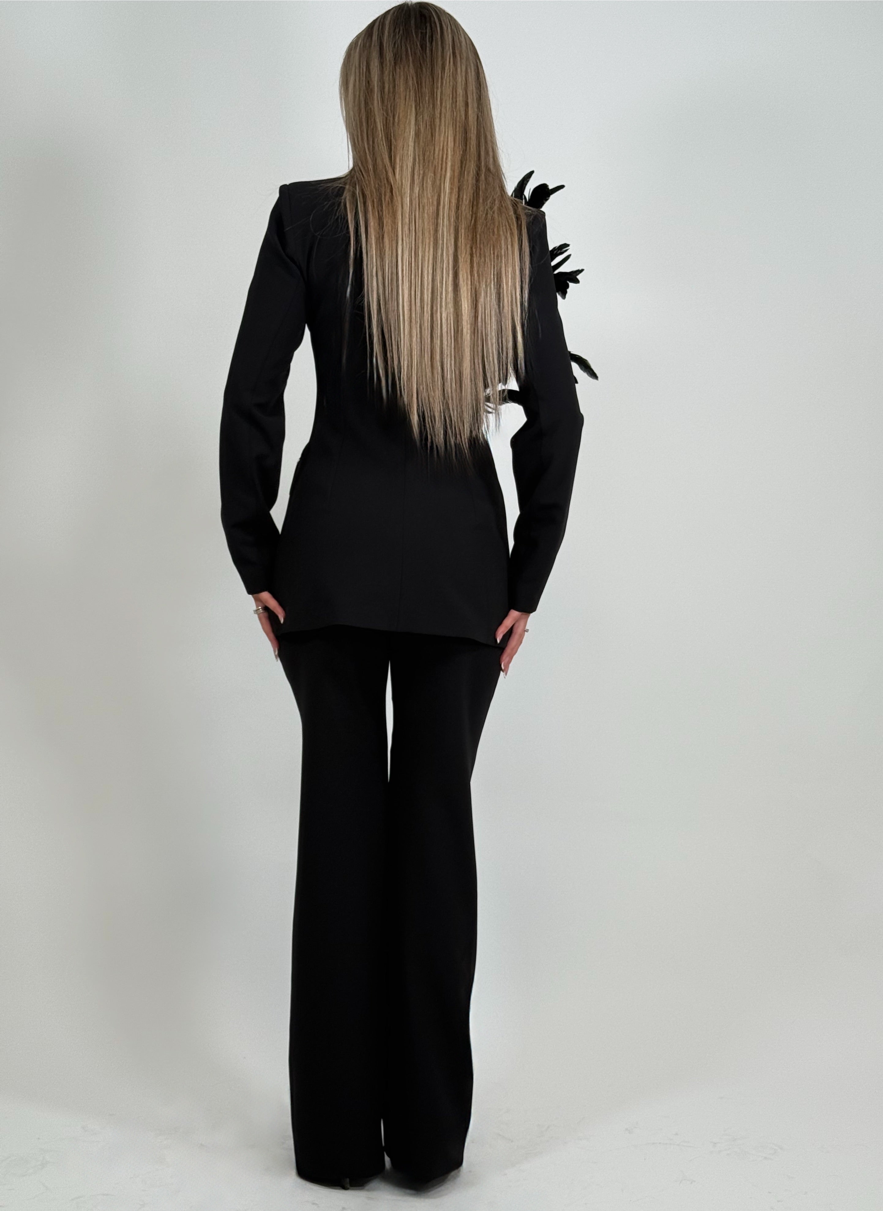 Costum elegant negru cu pene și aplicații strălucitoare