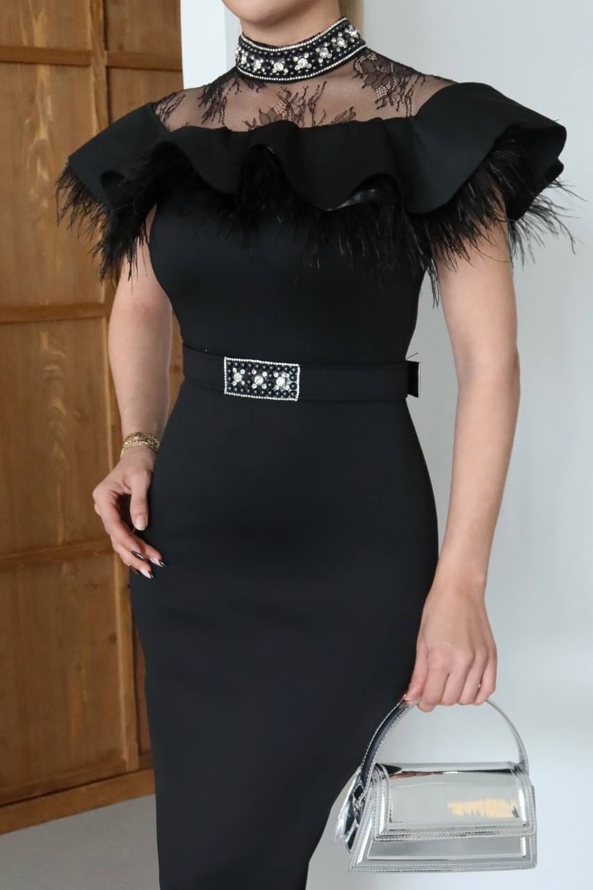 Rochie midi neagră cu inserții din dantelă și pene –