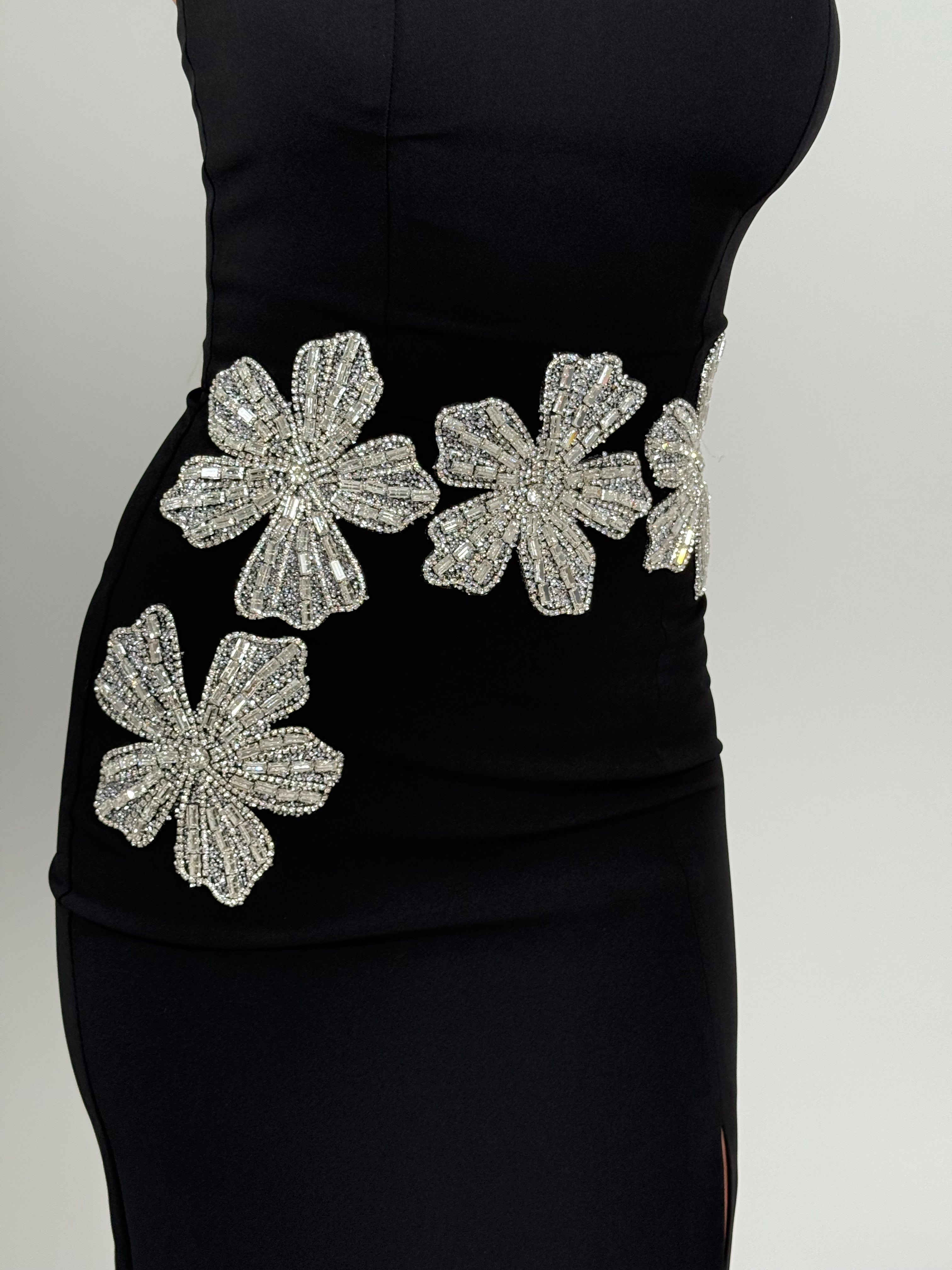 Rochie neagră elegantă cu aplicații florale strălucitoare și despicătură laterală