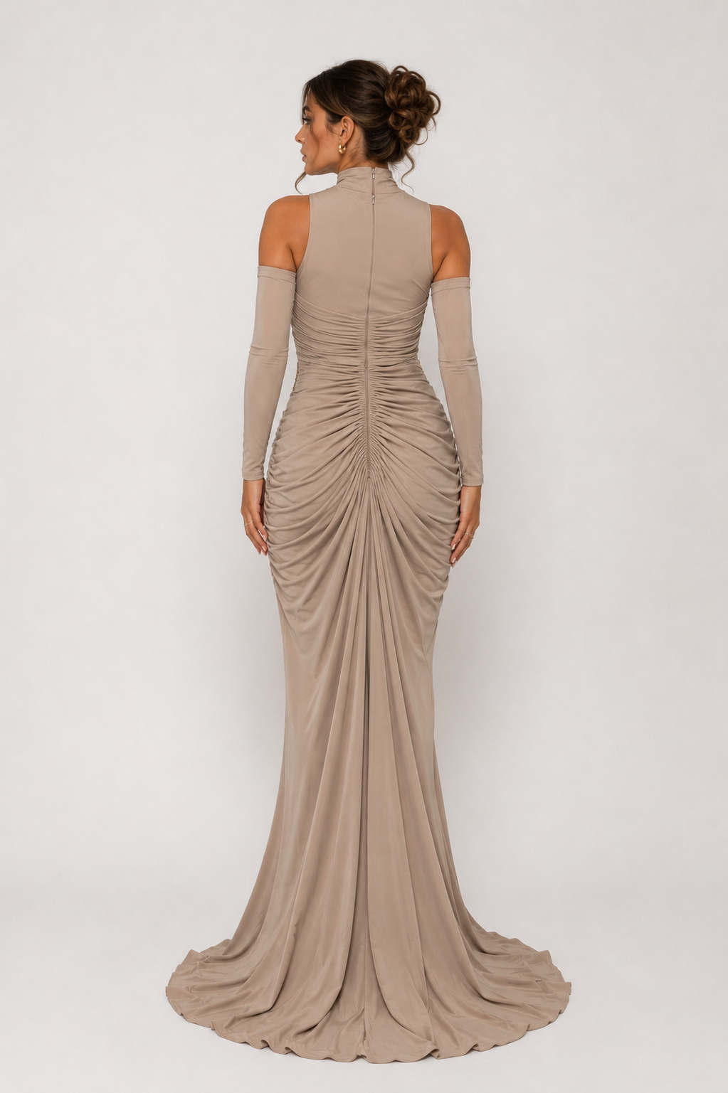 Rochie lungă elegantă bej cappuccino cu drapaje și aplicație din cristale