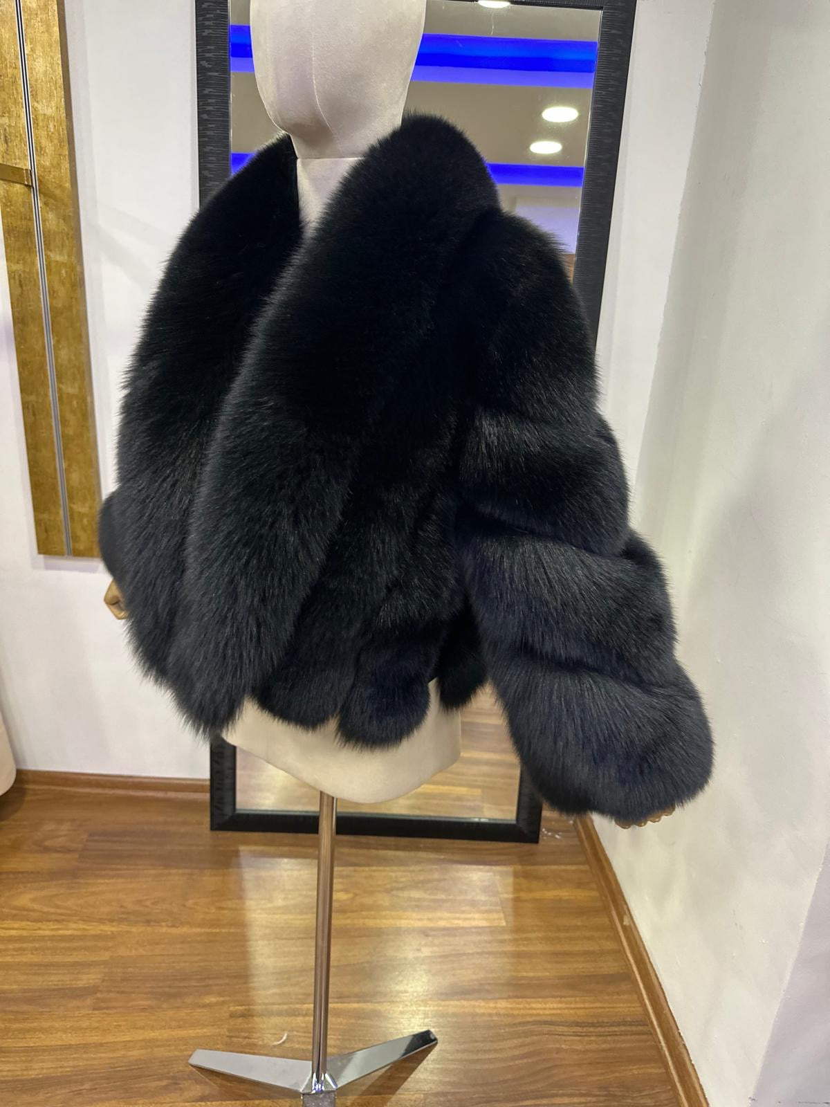 Jachetă din blană naturală de vulpe neagră – model nou cu guler supradimensionat