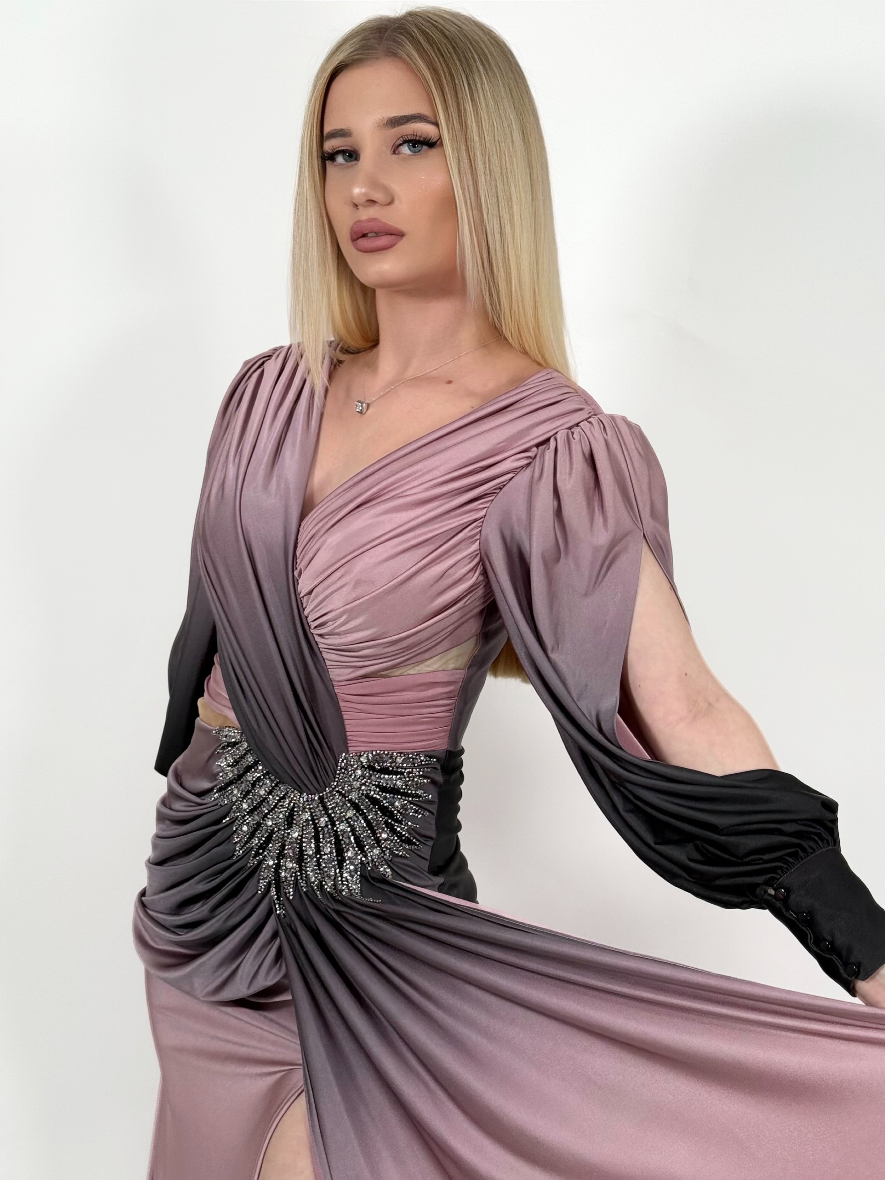 Rochie de seară elegantă în degrade mov-negru cu drapaje și detaliu strălucitor în talie
