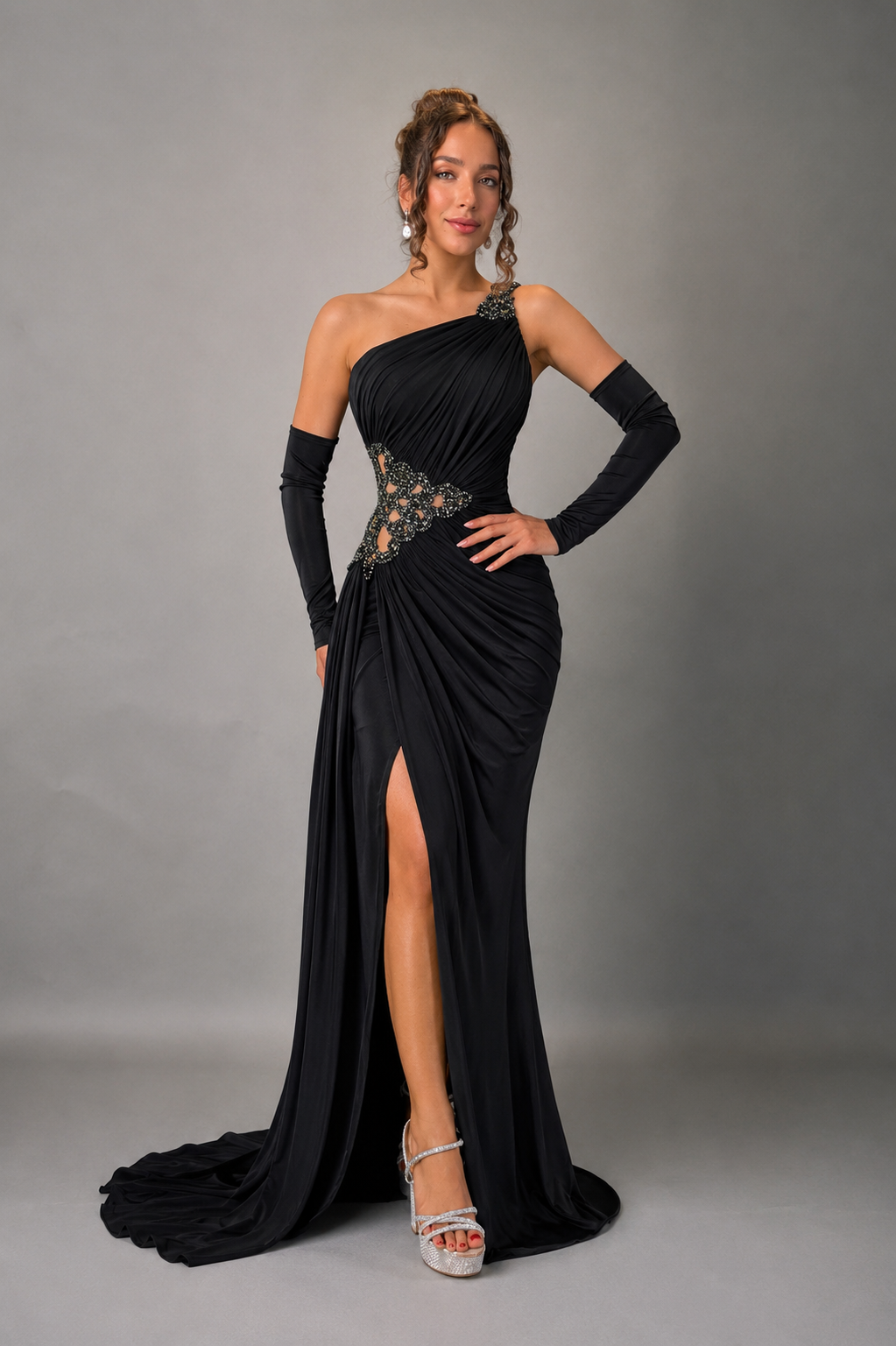 Rochie de seară neagră cu aplicații din cristale și drapaj elegant