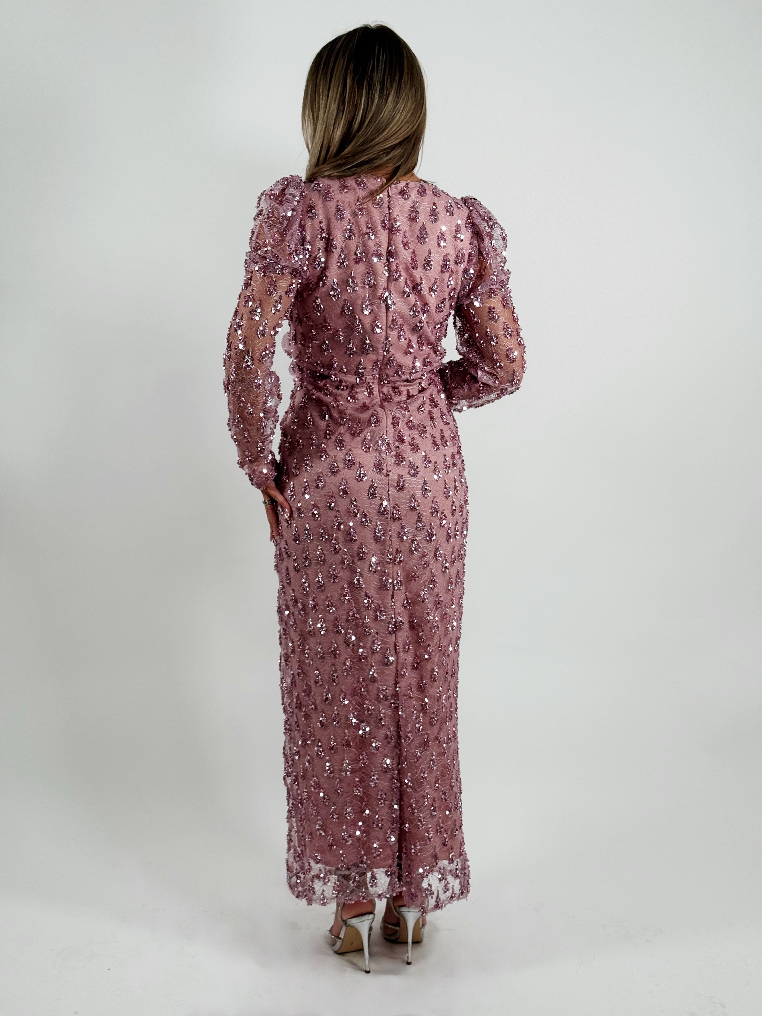 Rochie lungă roz pudră din tull brodat cu aplicații strălucitoare și broșă florală detașabilă
