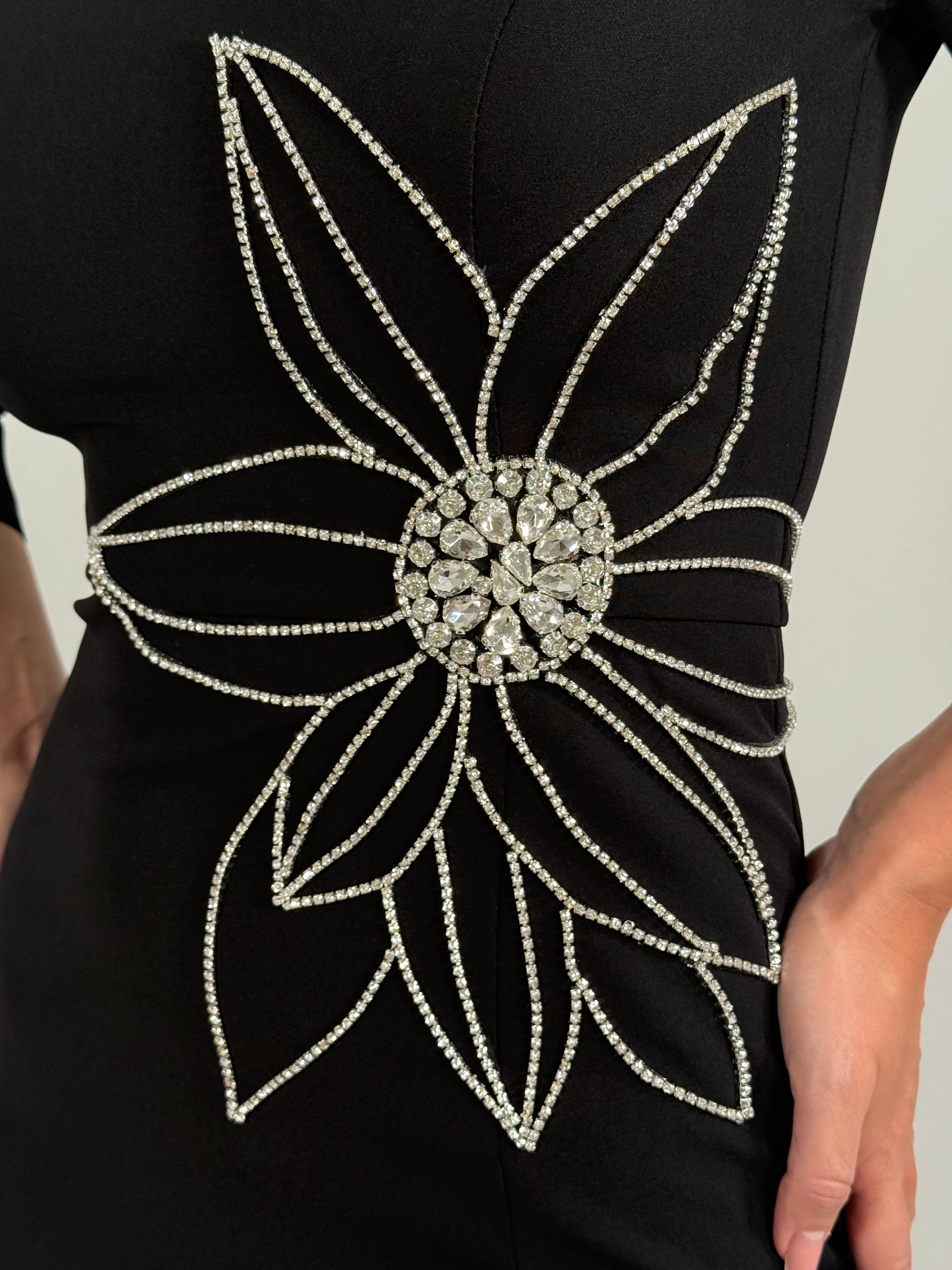Rochie elegantă neagră, cu aplicații spectaculoase din perle și cristale