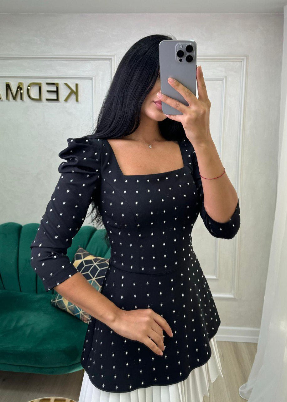 Rochie  cu Detalii Strălucitoare