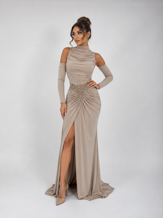 Rochie lungă elegantă bej cappuccino cu drapaje și aplicație din cristale