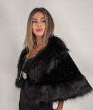 Capă elegantă neagră din blană sintetică cu broșă decorativă