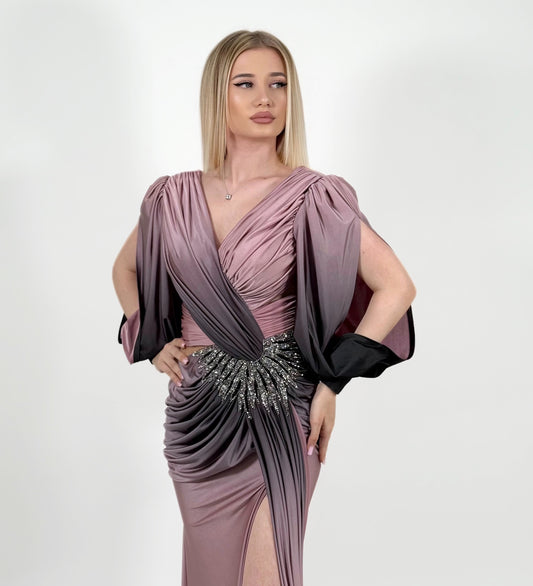 Rochie de seară elegantă în degrade mov-negru cu drapaje și detaliu strălucitor în talie