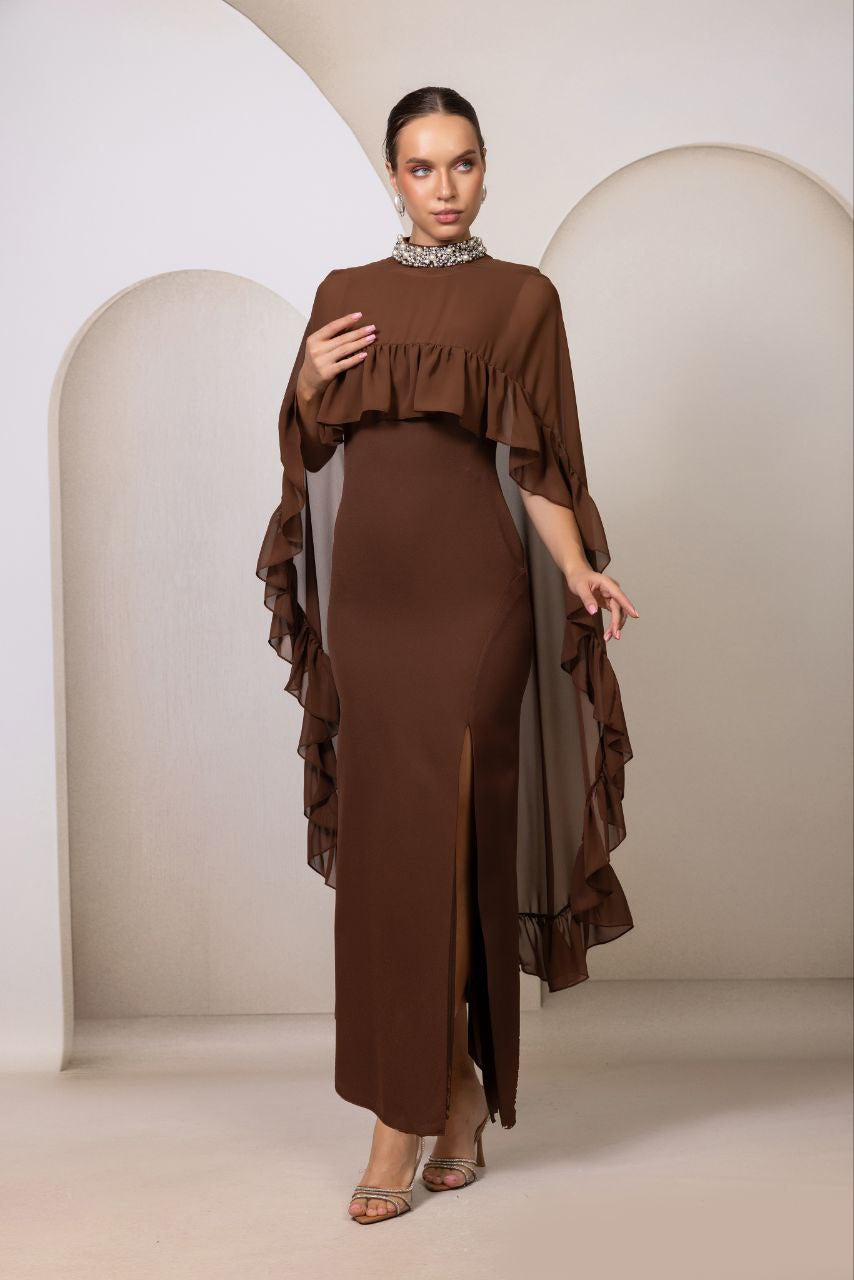 Rochie elegantă maro cu cape și volane