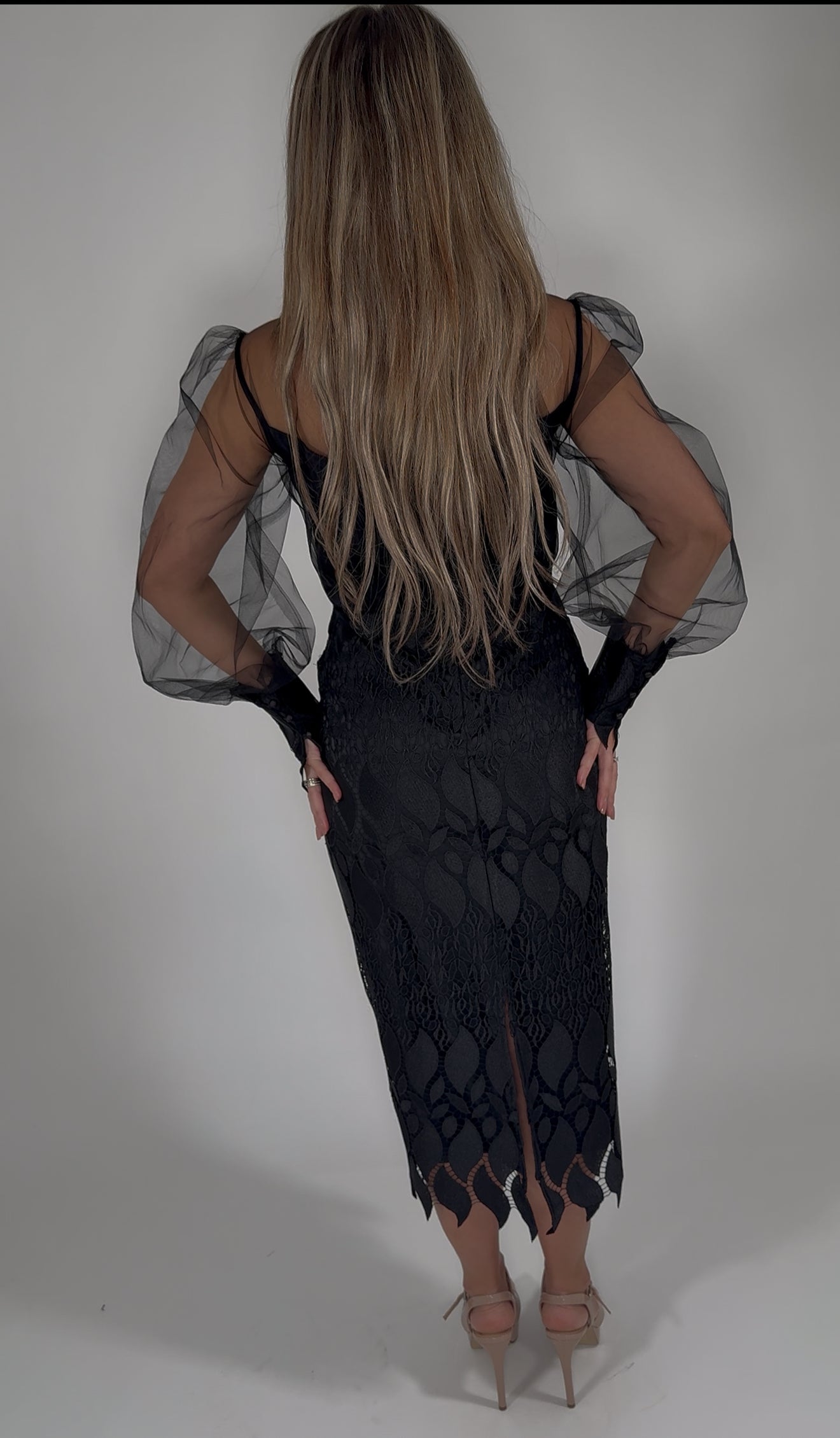 Rochie elegantă neagră cu mâneci din tulle și fustă din dantelă
