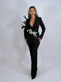 Costum elegant negru cu pene și aplicații strălucitoare