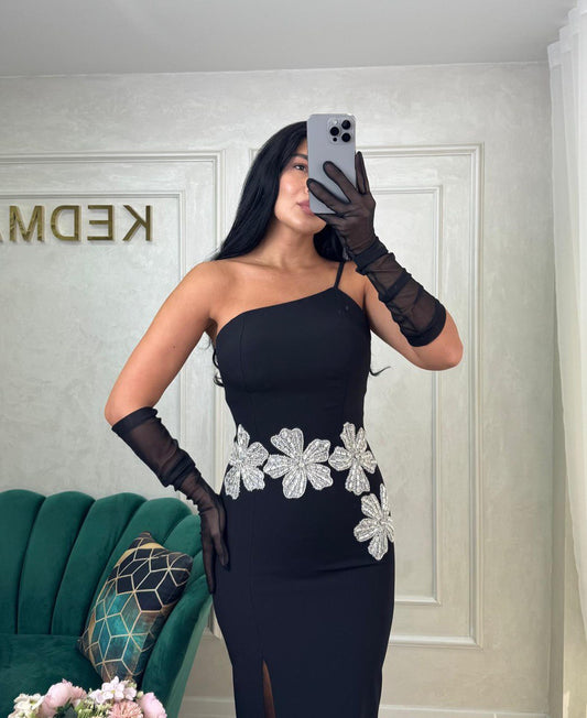 Rochie neagră elegantă cu aplicații florale strălucitoare și despicătură laterală