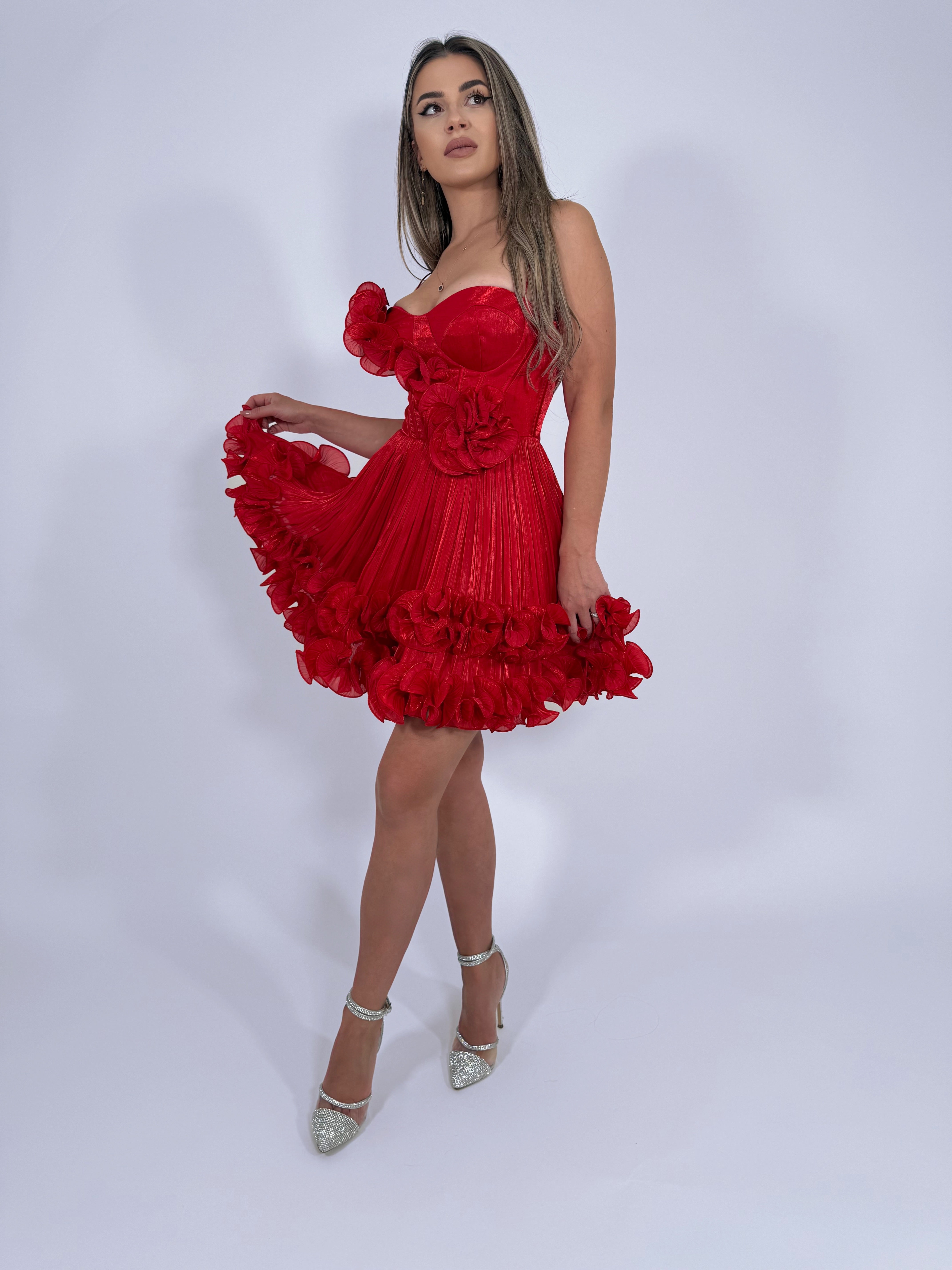 Rochie scurtă roșie cu pliuri și aplicații florale 3D