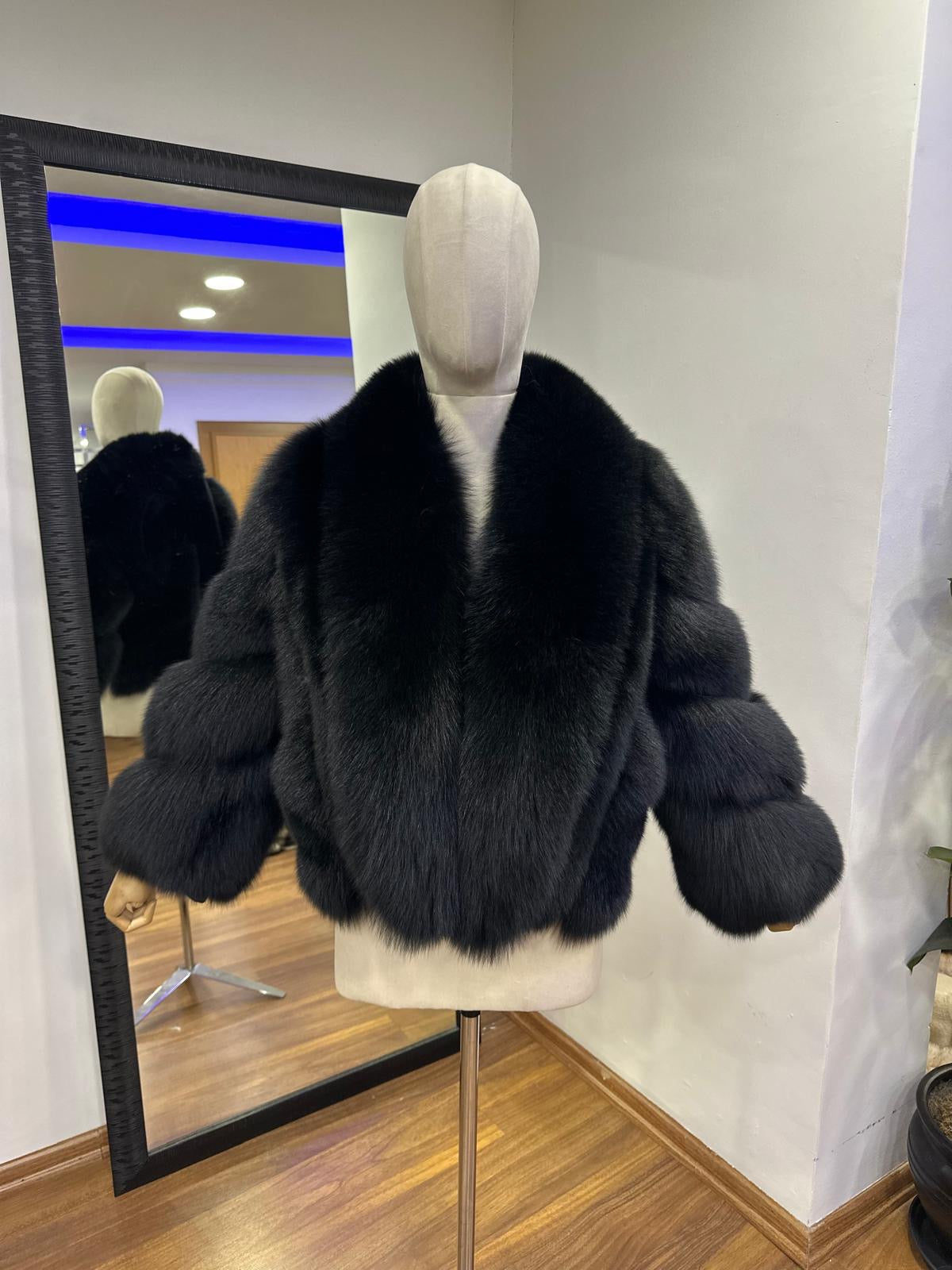 Jachetă din blană naturală de vulpe neagră – model nou cu guler supradimensionat