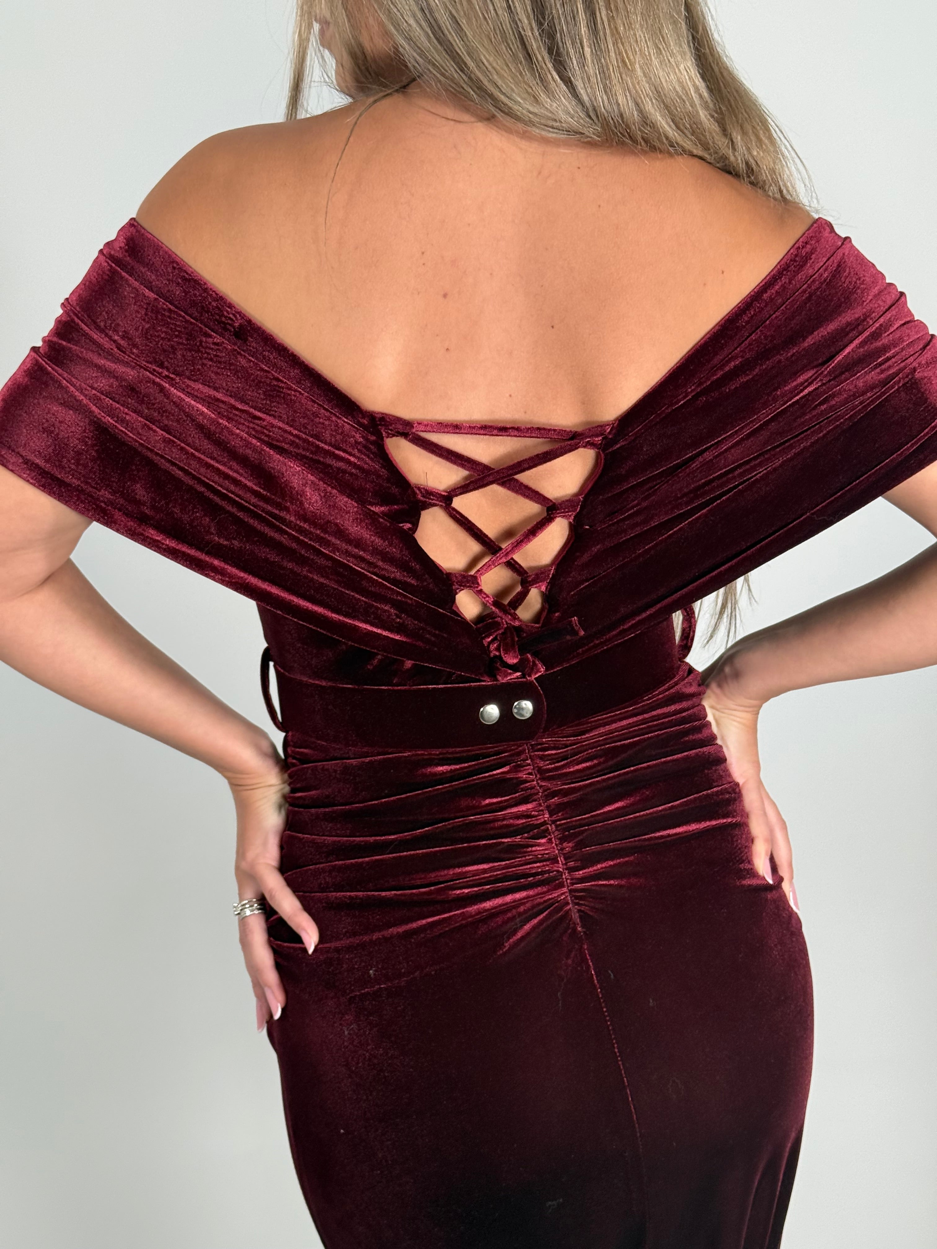 Rochie lungă din catifea vișinie