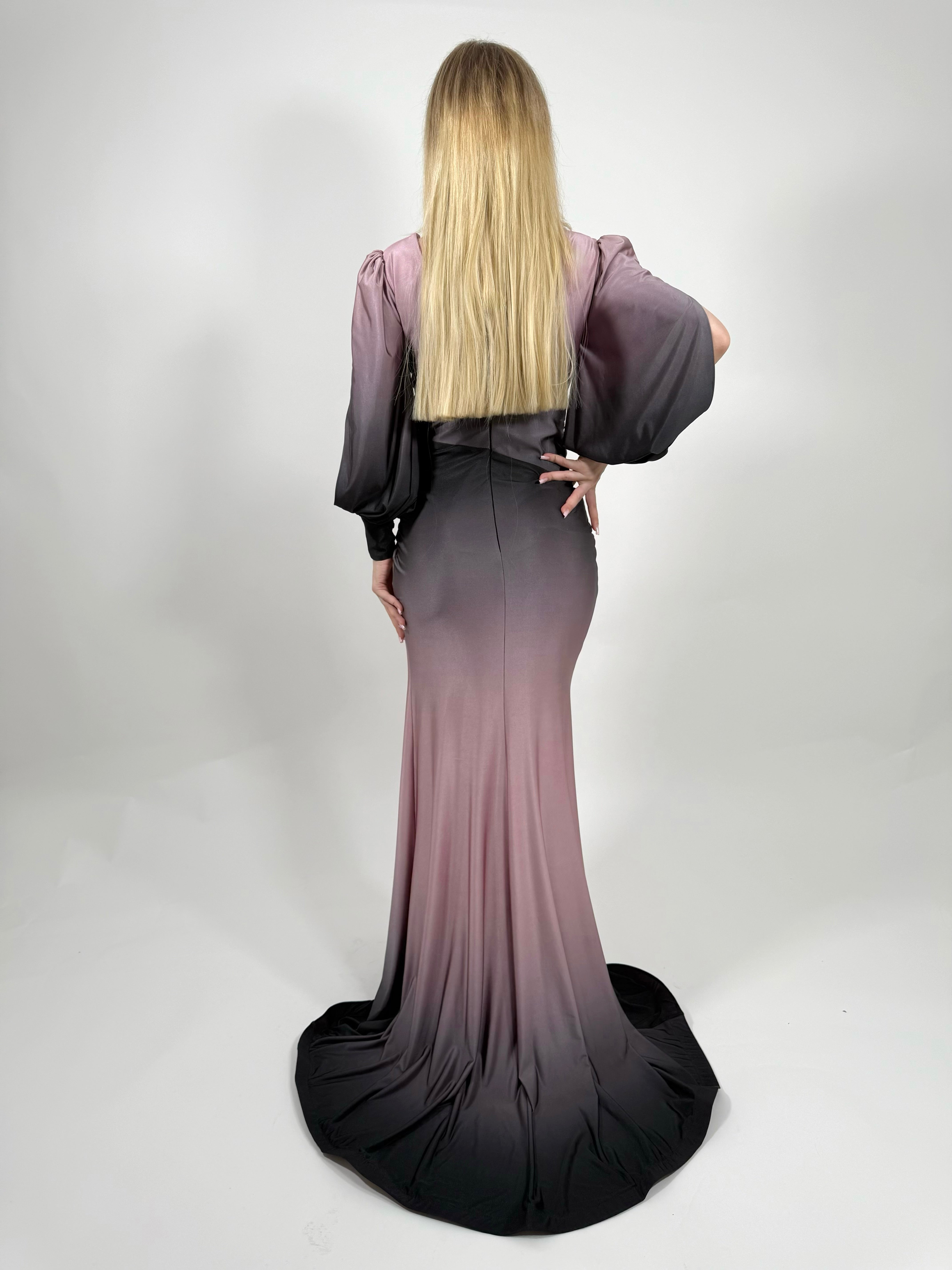 Rochie de seară elegantă în degrade mov-negru cu drapaje și detaliu strălucitor în talie