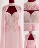 Rochie lungă roz pudrat cu corset decorat și capă din voa
