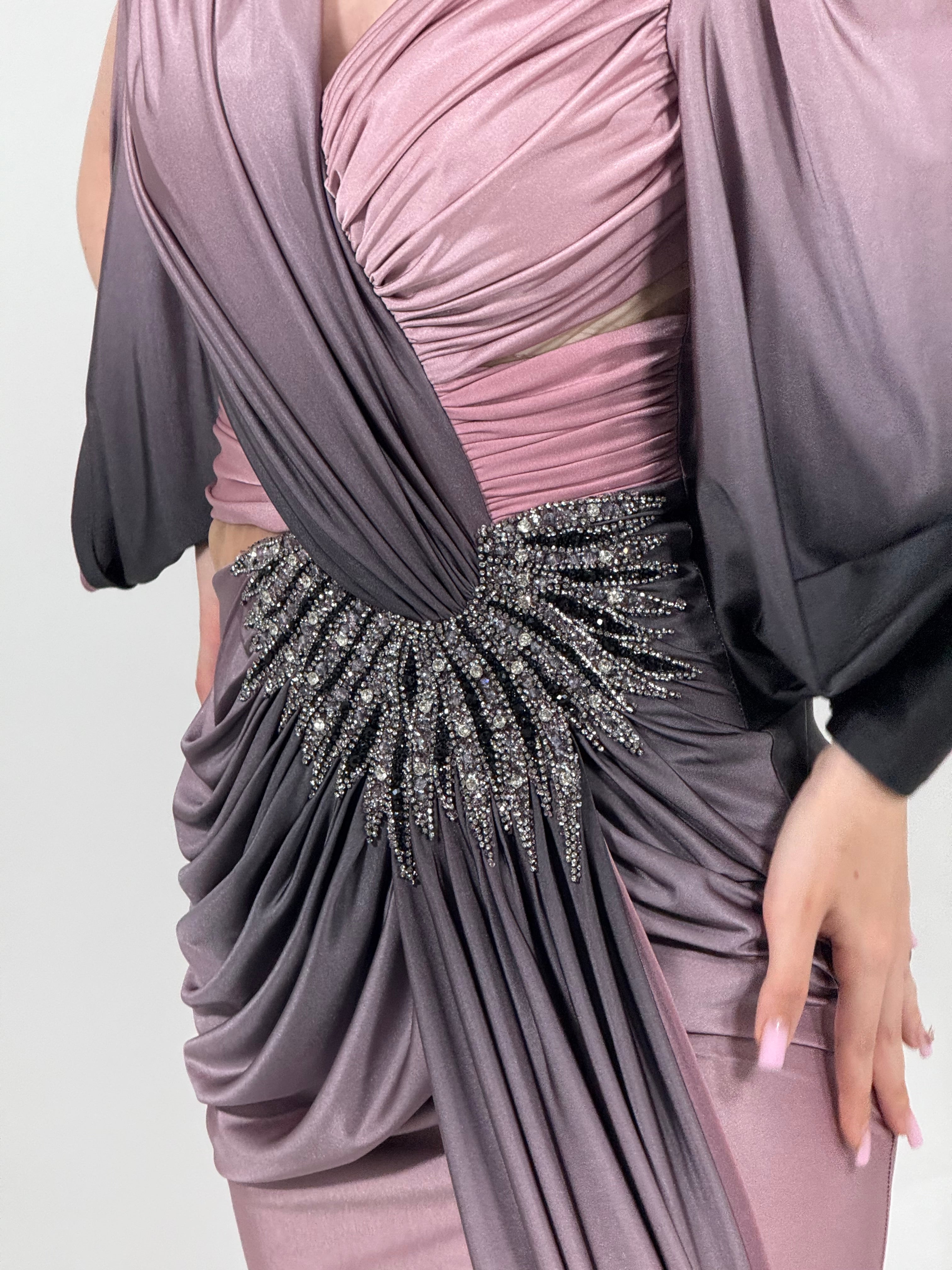 Rochie de seară elegantă în degrade mov-negru cu drapaje și detaliu strălucitor în talie