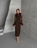 Rochie midi maro cu dantelă și pene – Eleganță clasică reinterpretată