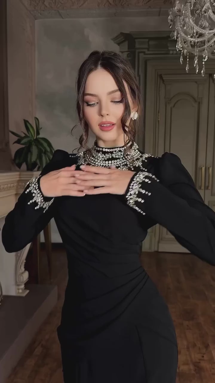 Rochie lungă  cu detalii strălucitoare și crăpătură elegantă