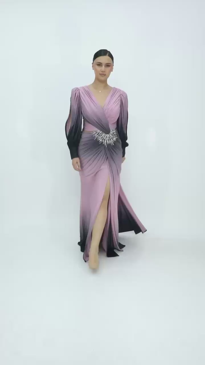 Rochie de seară elegantă în degrade mov-negru cu drapaje și detaliu strălucitor în talie