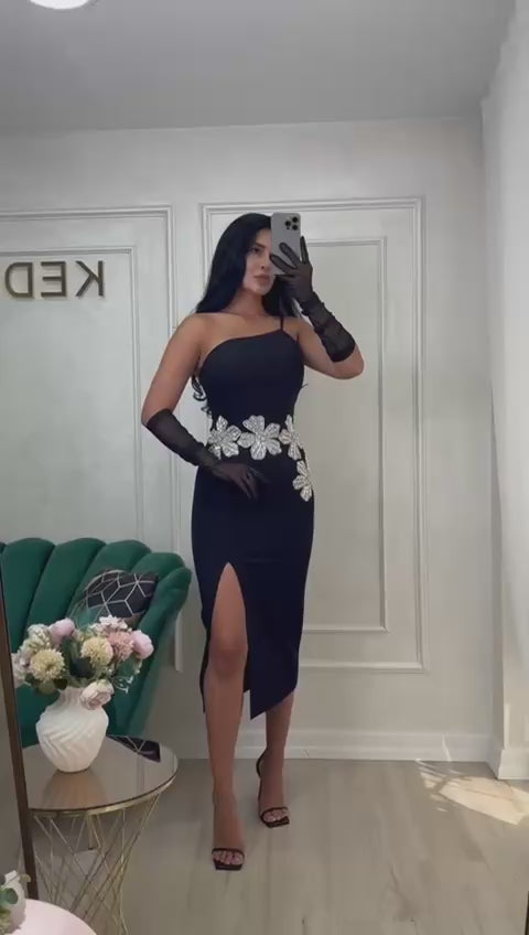 Rochie neagră elegantă cu aplicații florale strălucitoare și despicătură laterală