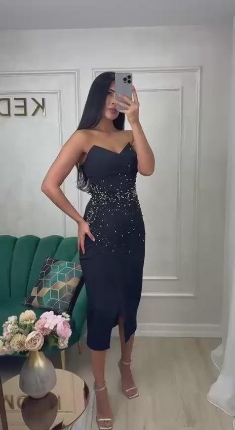Rochie midi neagră cu perle aplicate și bust petrecut