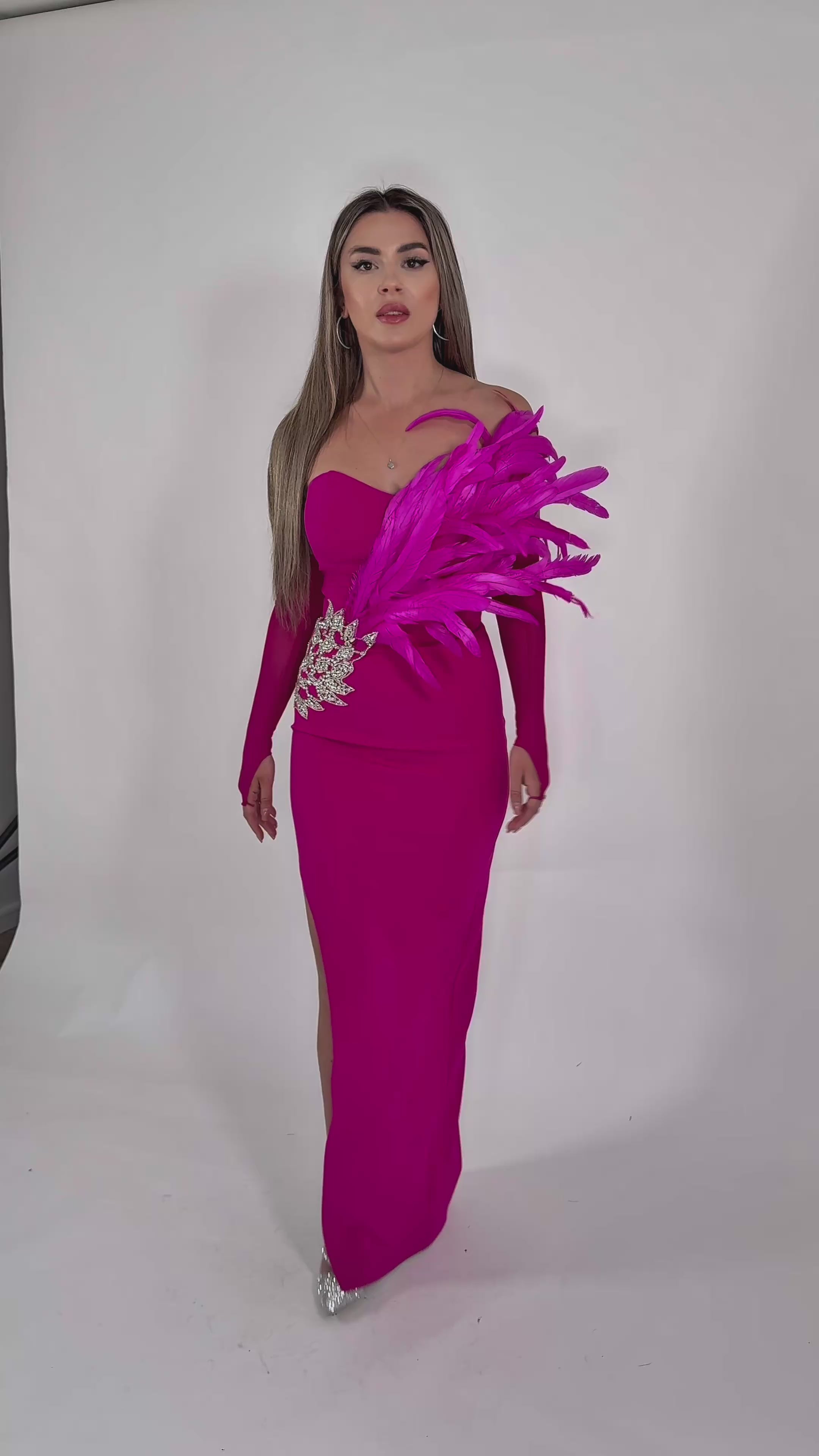 Rochie Fucsia Asimetrică cu Pene și Aplicații Strălucitoare