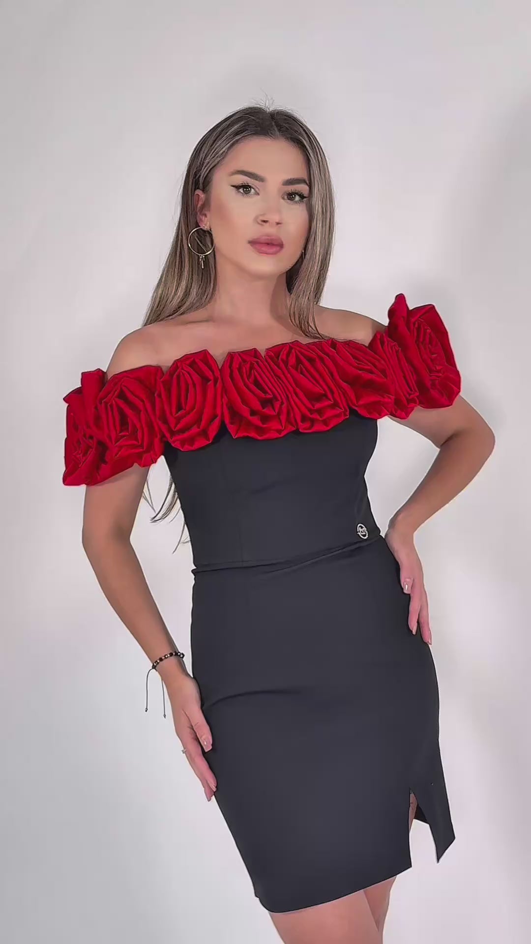 Rochie Neagră Elegantă  Aplicații Florale Roșii