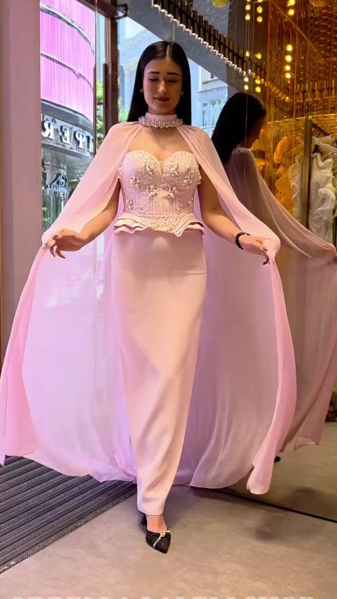 Rochie lungă roz pudrat cu corset decorat și capă din voa
